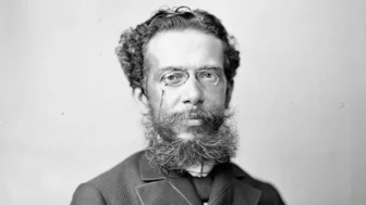 Uma coleção de livros com os contos iniciais de Machado de Assis