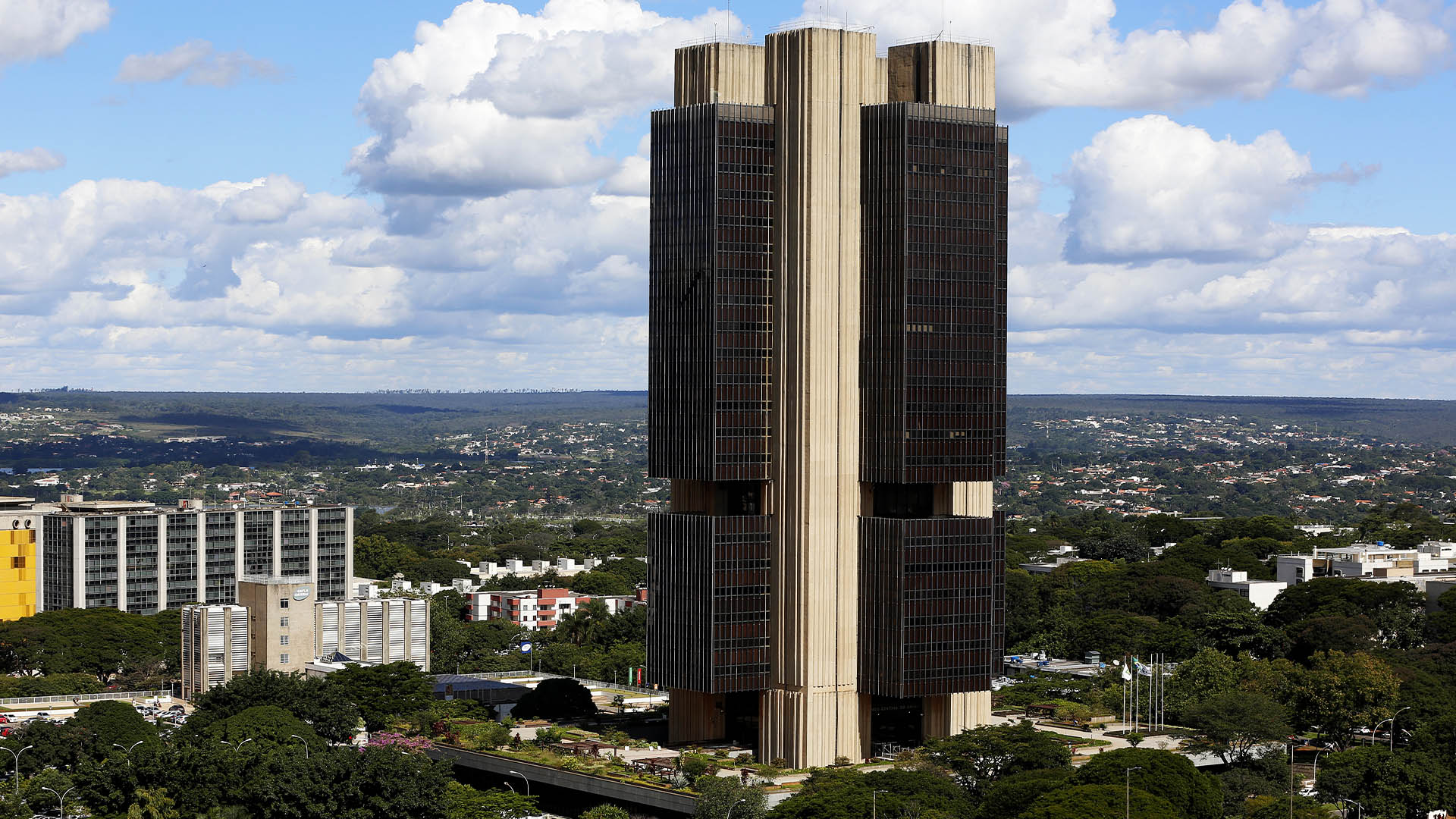 Petróleo a US$ 100 acende sinal de alerta do governo e pode frear queda de juros