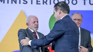 O presidente Luiz Inácio Lula da Silva e o presidente da Câmara dos Deputados, Hugo Motta, durante a posse ao novo ministro do Turismo, Gustavo Feliciano, no Palácio do Planalto.