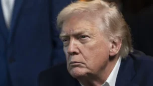 Donald Trump assistindo invasão na Venezuela