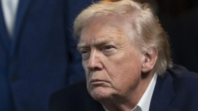 Donald Trump assistindo invasão na Venezuela