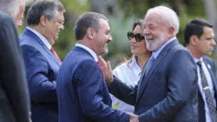 O presidente Luiz Inácio Lula da Silva e a primeira dama Janja Lula da Silva com Flávio Dino, e o diretor-geral da Polícia Federal, Andrei Rodrigues