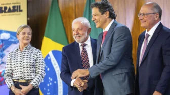 O ministro da Fazenda, Fernando Haddad, Gleisi Hoffmann, o Presidente da República, Luiz Inácio Lula da Silva, vice-presidente da República e ministro do Desenvolvimento, Indústria, Comércio e Serviços, Geraldo Alckmin.