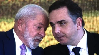 O presidente Luiz Inácio Lula da Silva (e) e o presidente do Senado, Rodrigo Pacheco