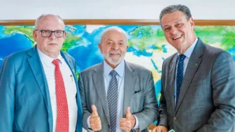 Presidente da República, Luiz Inácio Lula da Silva, durante reunião com Ministro da Agricultura e Pecuária, Carlos Fávaro. Palácio do Planalto