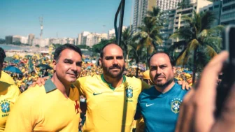 o senador Flávio Bolsonaro (PL-RJ), o deputado Eduardo Bolsonaro (PL-SP) e o vereador do Rio de Janeiro Carlos Bolsonaro (PL)