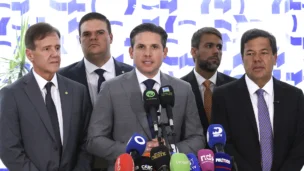 Presidenta da Câmara dos Deputados, Hugo Motta, e o relator da PEC da segurança, Deputado, Mendonça Filho