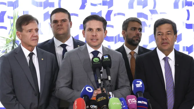 Presidenta da Câmara dos Deputados, Hugo Motta, e o relator da PEC da segurança, Deputado, Mendonça Filho