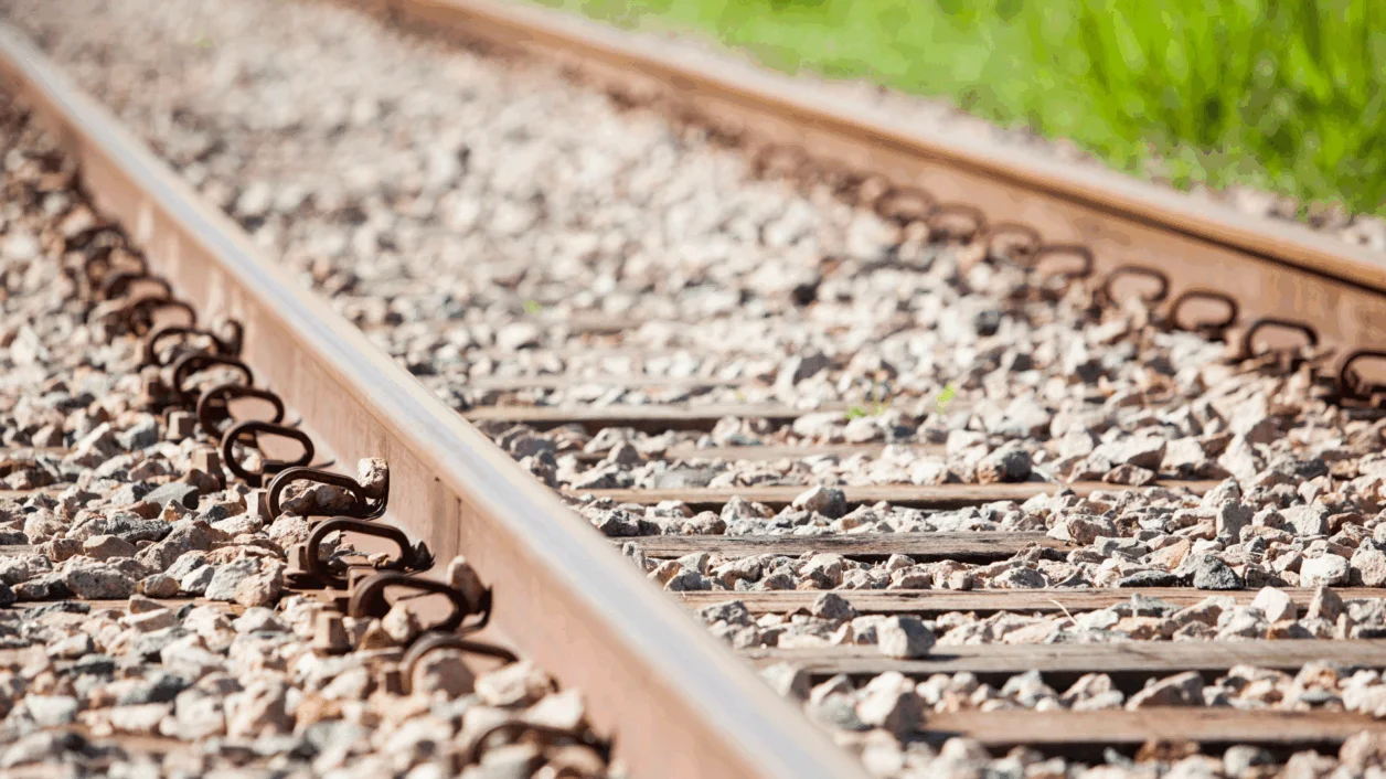 Frete rodoviário, frete ferroviário, renovação de frotas e incoerência regulatória 