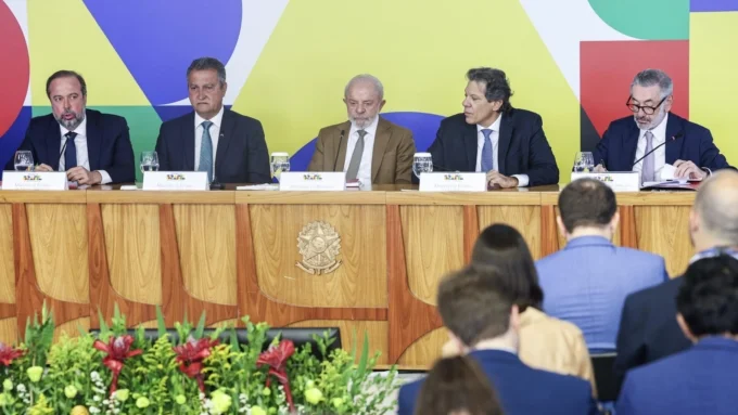 Os ministros de Minas e Energia, Alexandre Silveira, e da Casa Civil, Rui Costa, o Presidente da República, Luiz Inácio Lula da Silva, o ministro da Fazenda, Fernando Haddad, e o secretário-executivo do Ministério do Desenvolvimento, Indústria e Comércio Exterior, Márcio Elias Rosa