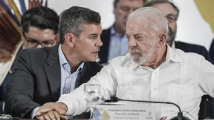 Presidente Luiz Inácio Lula da Silva (d) conversa com presidente do Paraguai, Santiago Peña