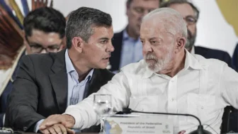 Presidente Luiz Inácio Lula da Silva (d) conversa com presidente do Paraguai, Santiago Peña