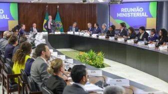 O presidente Luiz Inácio Lula da Silva coordena reunião ministerial