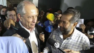 Ciro Gome, que ficou em terceiro lugar na corrida presidencial, e o presidente do PDT, Carlos Lupi