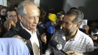 Ciro Gome, que ficou em terceiro lugar na corrida presidencial, e o presidente do PDT, Carlos Lupi