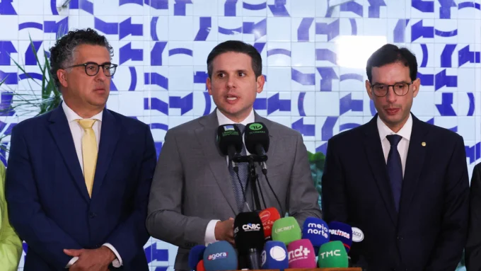 PRESIDENTE DA CÂMARA DOS DEPUTADOS, DEPUTADO HUGO MOTTA, DEPUTADO ALENCAR SANTANADA E O RELATOR, DEPUTADO, LEO PRATES
