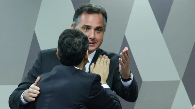 Reunião da Comissão de Constituição e Justiça (CCJ) do Senado durante sabatina do advogado-geral da União, Jorge Rodrigo Araújo Messias, indicado para o cargo de ministro do Supremo Tribunal Federal (STF). ( Senador Rodrigo Pacheco cumprimenta Messias).