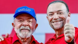 O presidente Luiz Inácio Lula da Silva com Edinho Silva, atual presidente do PT