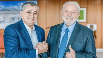 José Guimarães ao lado do presidente Lula.