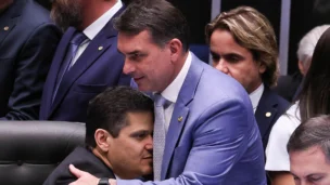Presidente do Senado Federal, senador Davi Alcolumbre (União-AP) e o senador Flávio Bolsonaro