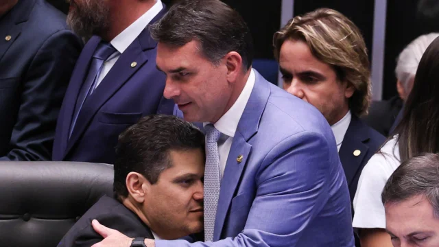 Presidente do Senado Federal, senador Davi Alcolumbre (União-AP) e o senador Flávio Bolsonaro