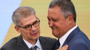 O novo ministro da Secretaria de Comunicação Social, Sidônio Palmeira, e o ministro da Casa Civil, Rui Costa