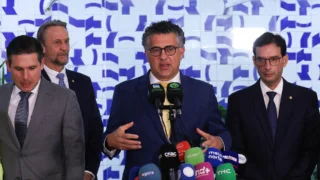 Presidente da Câmara dos Deputados, deputado Hugo Motta apresenta a Presidente da Comissão Especial da PEC 6X1. deputado Alencar Santana e o relator, deputado, Leo Prates