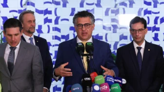 Presidente da Câmara dos Deputados, deputado Hugo Motta apresenta a Presidente da Comissão Especial da PEC 6X1. deputado Alencar Santana e o relator, deputado, Leo Prates