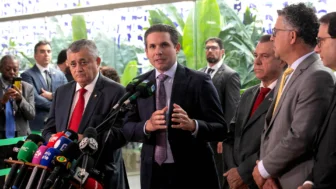 Presidente da Câmara dos Deputados, Hugo Motta (REPUBLICANOS - PB). Ministro de Estado do Trabalho e Emprego , Luiz Marinho. Dep. Alencar Santana (PT - SP) e Dep. Leo Prates (REPUBLICANOS - BA)