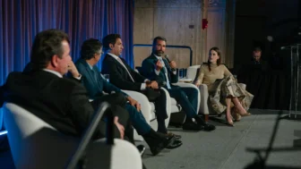 Donald Trump Jr fala em evento para empresários brasileiros em Nova York, em maio de 2026