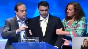 Desmaio de Flávio Bolsonaro vira arma eleitoral do PT
