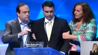 Desmaio de Flávio Bolsonaro vira arma eleitoral do PT