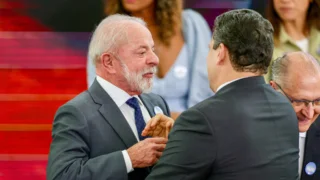 Presidente da República, Luiz Inácio Lula da Silva, cumprimenta o presidente do Senado, Davi Alcolumbre