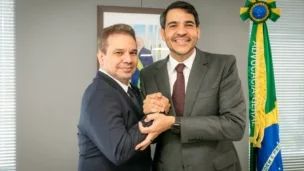 O ministro da AGU, Jorge Messias, e da Justiça e Cidadania, Wellington César Lima e Silva se cumprimentam após reunião