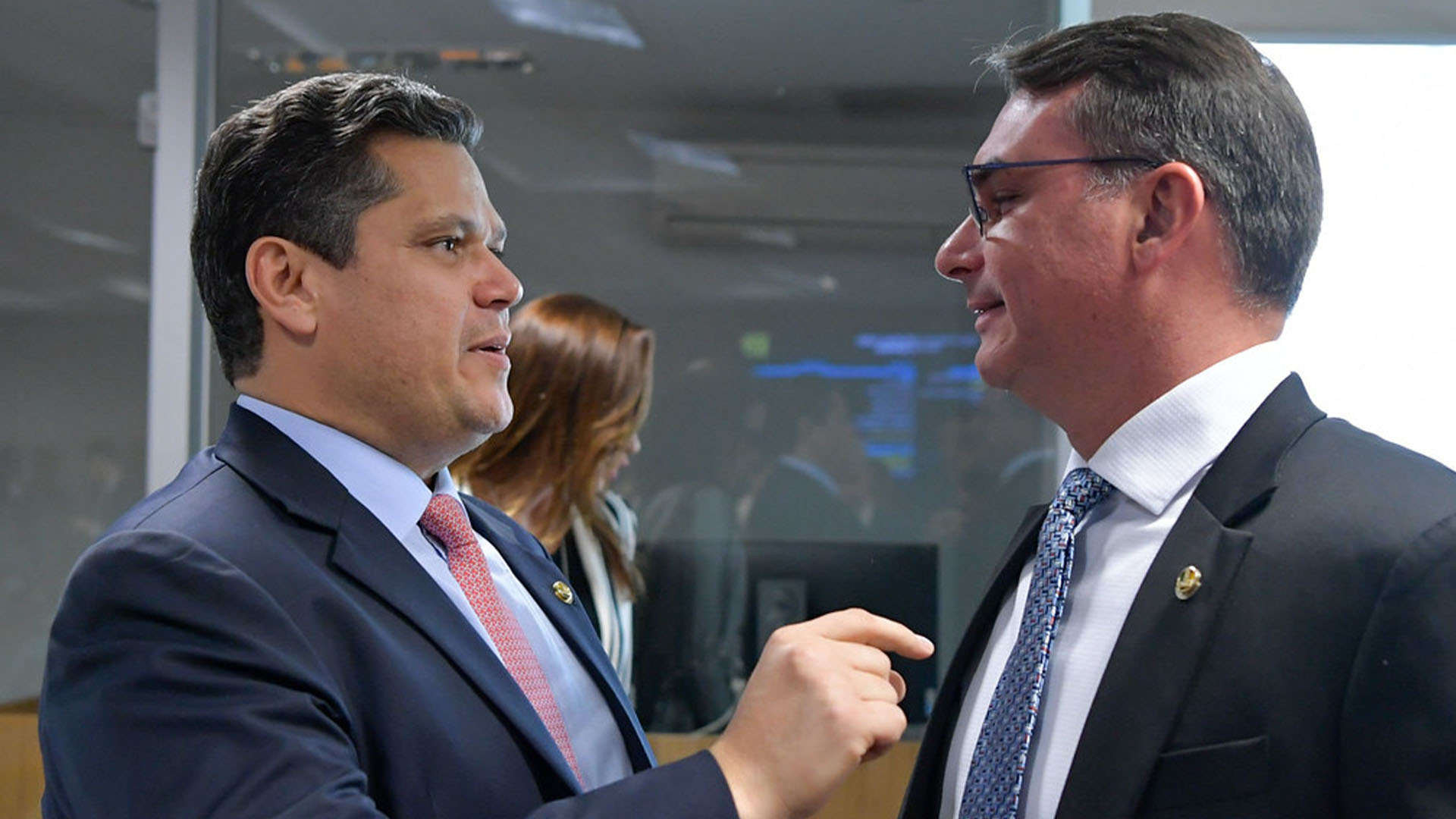 Pedido de impeachment e clima de guerra: no Senado, oposição e base se inflamam