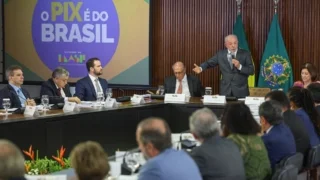 O presidente Luiz Inácio Lula da Silva coordena reunião ministerial
