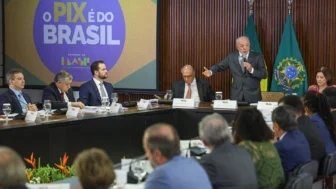 O presidente Luiz Inácio Lula da Silva coordena reunião ministerial