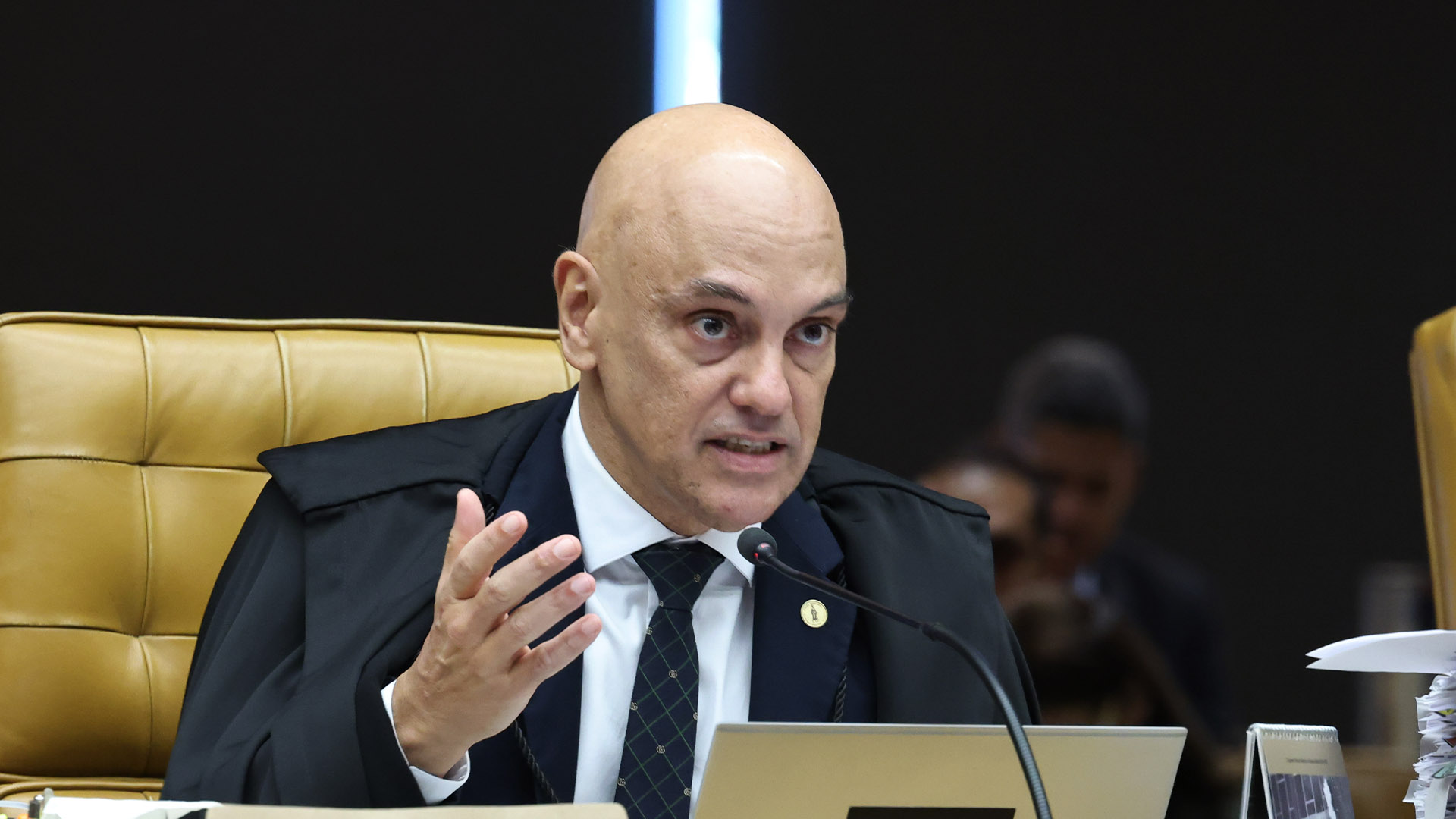 Ao barrar visitas de Flávio a Jair Bolsonaro, Moraes volta ao debate eleitoral
