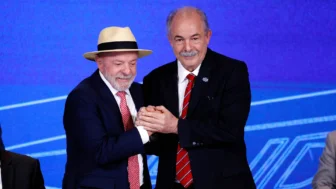 O presidente da República, Luiz Inácio Lula da Silva, cumprimenta o presisente do BNDES, Aloizio Mercadante