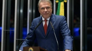 Entre rivais, veterano da política vira peça disputada no Paraná