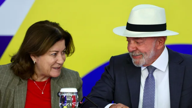 O presidente Luiz Inácio Lula da Silva, acompanhado da ministra da Casa Civil, Miriam Belchior