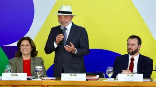 O presidente Luiz Inácio Lula da Silva, acompanhado dos ministros da Casa Civil, Miriam Belchior, e da Fazenda, Dário Durigan