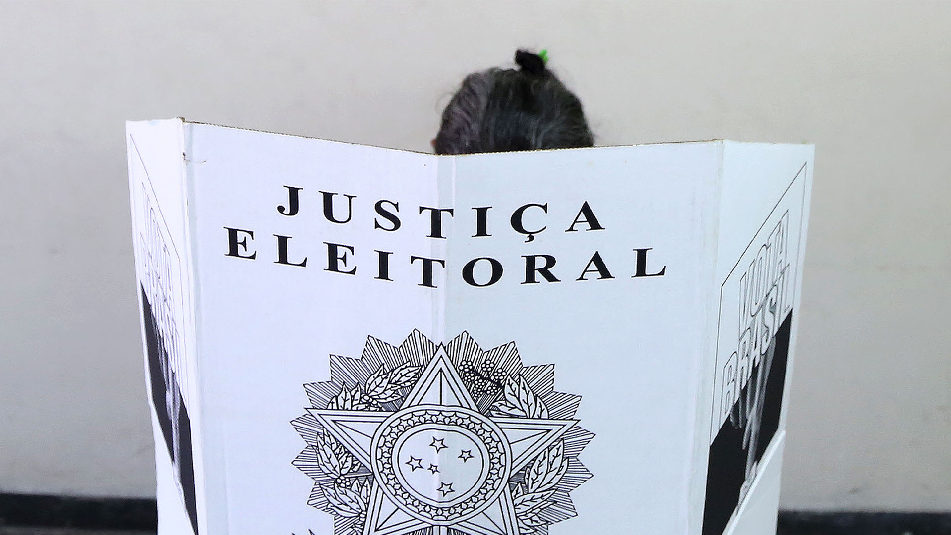 Nem relógio escapa: o que pode e o que não pode na cabine de votação