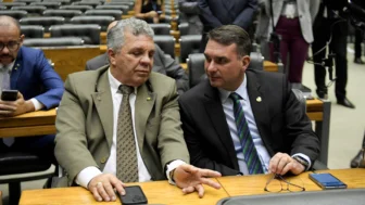 O deputado Alberto Fraga e o senador Flávio Bolsonaro