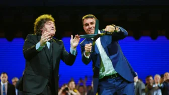 O presidente da Argentina, Javier Milei, posa ao lado de Flávio Bolsonaro.