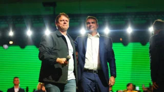O governador de SP, Tarcísio de Freitas, ao lado de Flávio Bolsonaro.