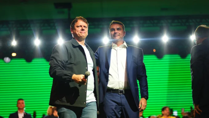 O governador de SP, Tarcísio de Freitas, ao lado de Flávio Bolsonaro.
