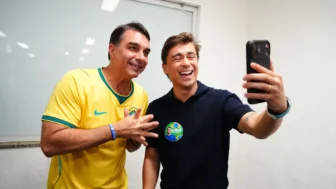 O pré-candidato à presidência da República, Flávio Bolsonaro e Nikolas Ferreira