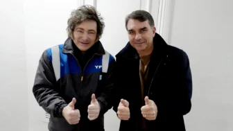 O presidente da Argentina, Javier Milei, ao lado do senador Flávio Bolsonaro