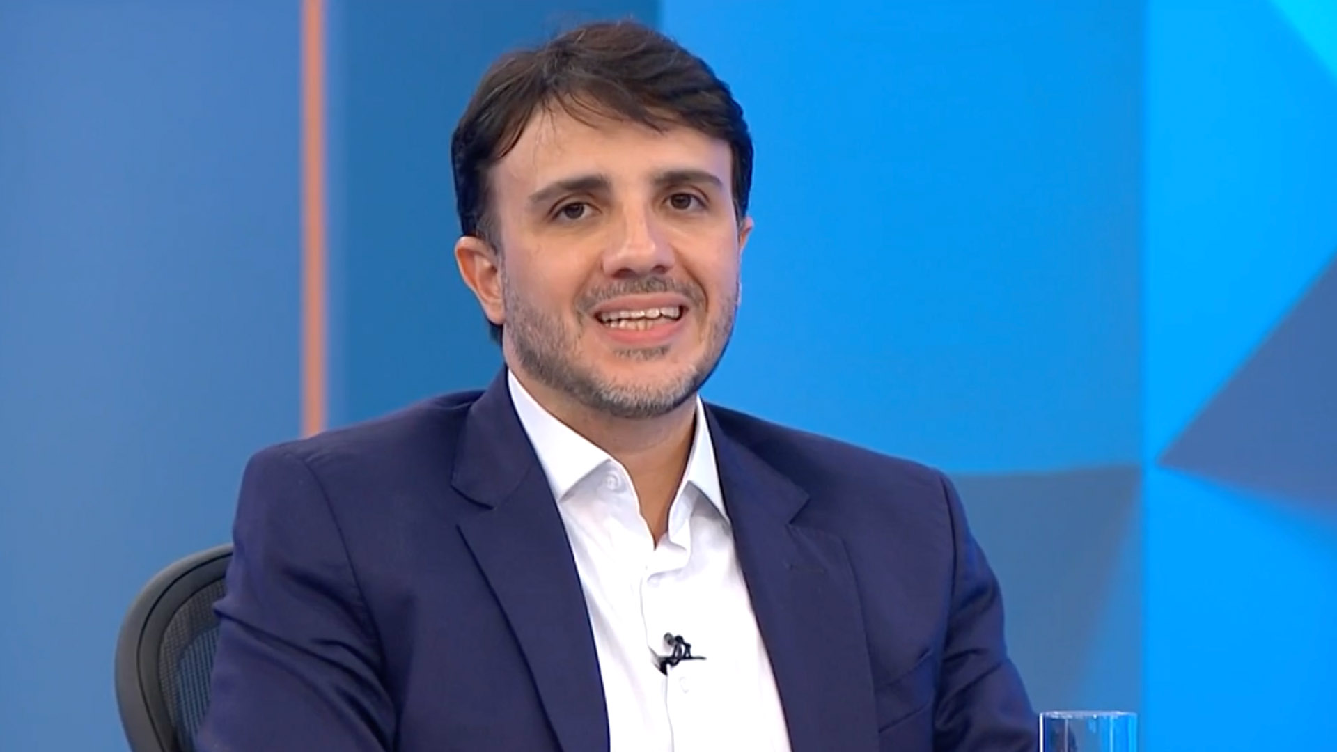 Para furar a bolha, Renan Santos troca as redes pela vitrine da TV. E gosta